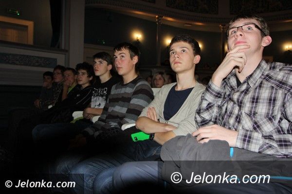 Jelenia Góra: Uczniowie „Norwida” pytali Józefa Piniora o „80 milionów”