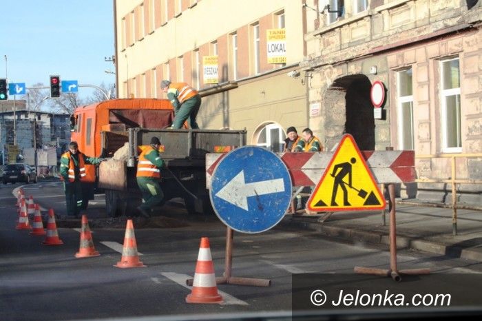 Jelenia Góra: Utrudnienia na ul. Wincentego Pola – kierowcy noga z gazu
