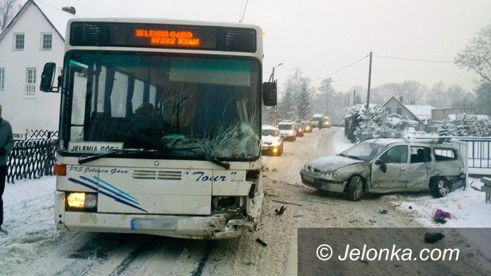 Region: Samochód osobowy wjechał w Kostrzycy w autobus PKS