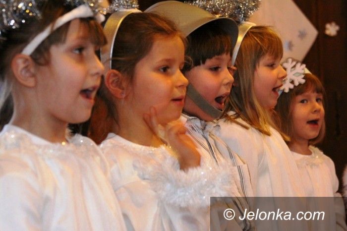 Jelenia Góra: Współczesne i dawne kolędy oraz pastorałki w uroczym wykonaniu przedszkolaków