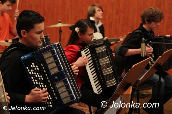 Jelenia Góra: Karnawałowo w Salonie Muzycznym Karkonoskiego Uniwersytetu Trzeciego Wieku