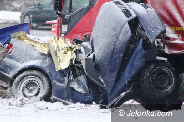 Jelenia Góra: Tir zmiażdżył audi  przy ul. Wrocławskiej. Jedna osoba nie żyje