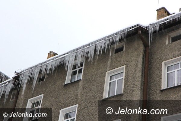 Jelenia Góra: Niebezpieczne sople i nawisy śnieżne. Trzeba je usuwać!