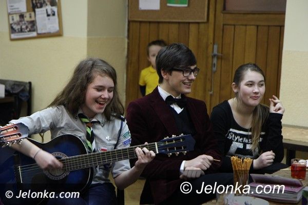 Jelenia Góra: Jubileusz drużyny harcerskiej Sokolik z pieśniami i tortem