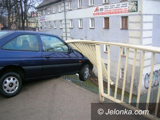 Jelenia Góra: Kobieta zawisła w aucie nad torowiskiem