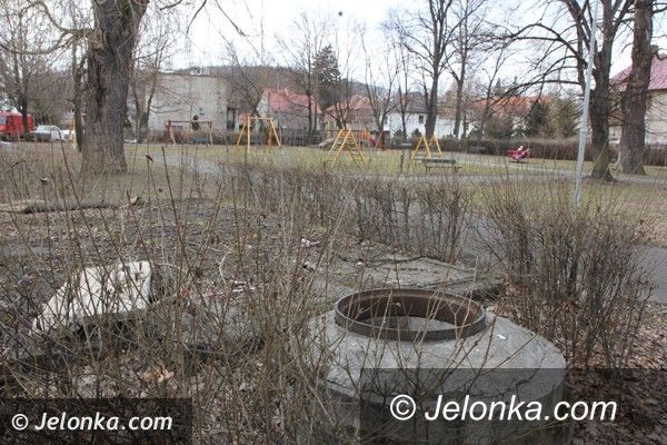 Jelenia Góra/Sobieszów: Rodzice: Plac zabaw przy ul. Dembowskiego zagraża bezpieczeństwu dzieci!