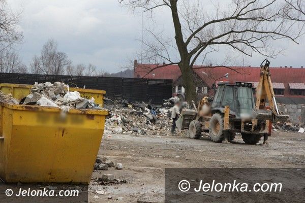 Jelenia Góra: Skąd tyle śmieci i gruzu między Karola Miarki i Warszawską?