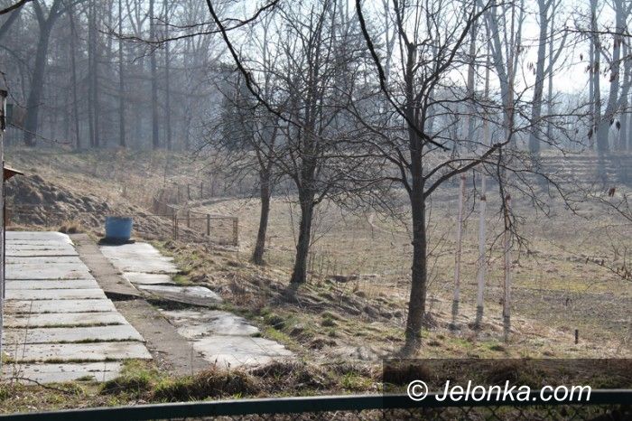 Jelenia Góra: Wojskowy stadion sprzedany. W planach jest market, miasto na to się nie zgadza