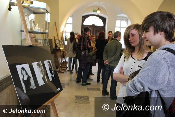 Jelenia Góra: „Pierwsze kadry” młodych fotografów w Ratuszu