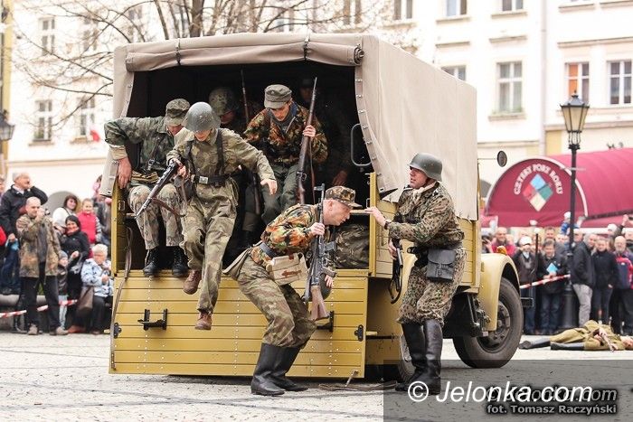 Jelenia Góra: Bitwa o Ratusz z wojskową grochówką na finał 