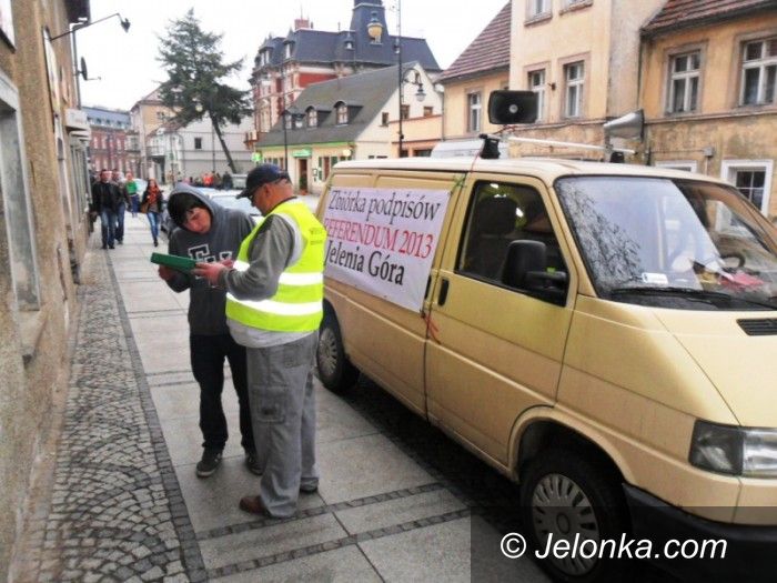 Jelenia Góra: Samochód referendalny ruszył w trasę