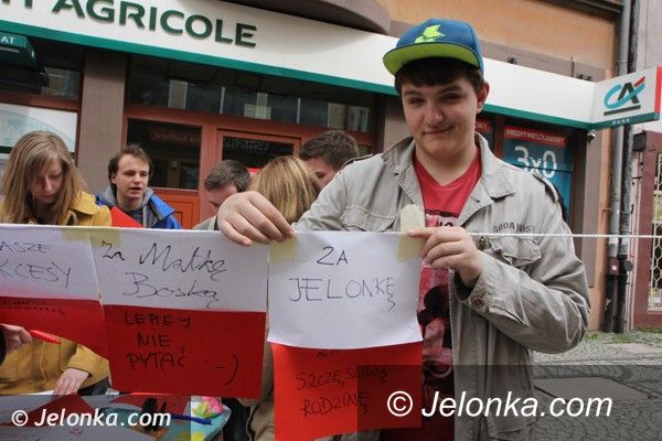 Jelenia Góra: Happening na deptaku. Za co jeleniogórzanie kochają Polskę?