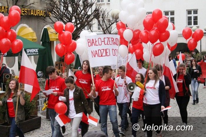 Jelenia Góra: Gimnazjaliści przypominali dorosłym o majowych świętach