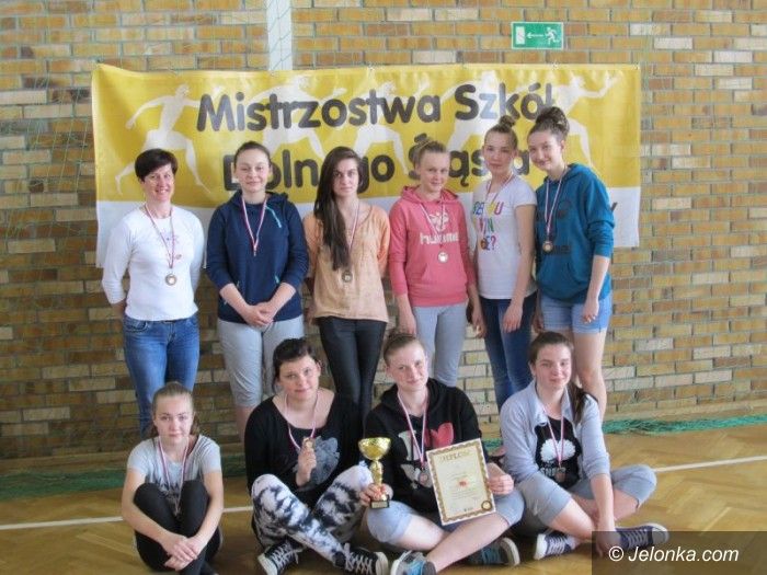 Lubin: Szczypiornistki Gimnazjum nr 4 trzecim zespołem na Dolnym Śląsku