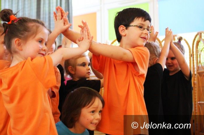 Jelenia Góra: Jeleniogórskie maluchy na Przeglądzie Teatrów Przedszkolnych. Pięknie grają!