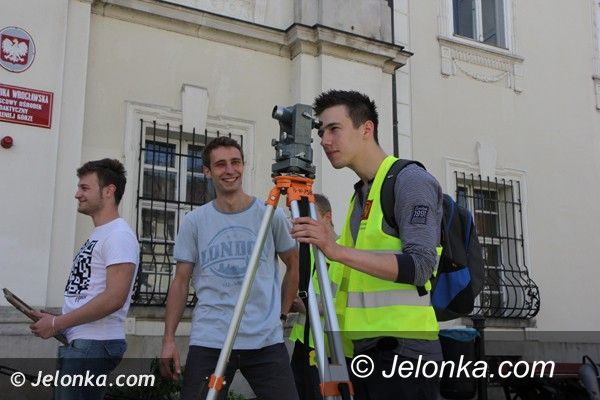 Jelenia Góra: Co mierzyli studenci politechniki na Placu Piastowskim?