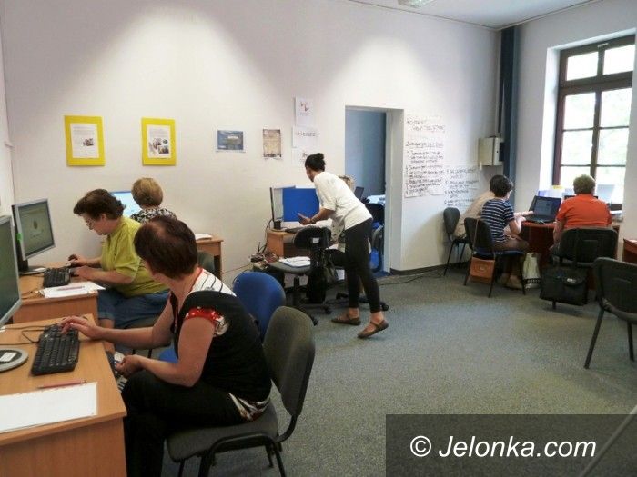 Jelenia Góra/region: Seniorzy poznali komputer w „Inkubatorze”