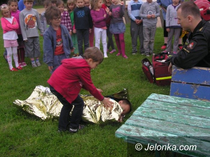 Jelenia Góra: Pozorowany pożar w przedszkolu, dzieci świetnie sobie poradziły