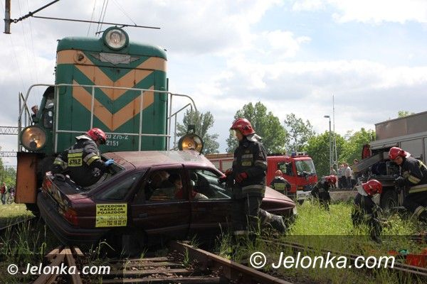 Jelenia Góra: Zderzenie pociągu z autem w Cieplicach – pokaz ku przestrodze!