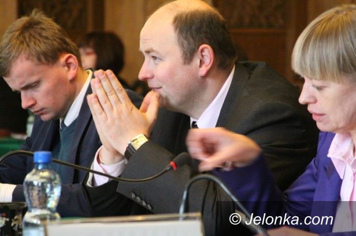 Jelenia Góra: Burzliwa  sesja rady o przyszłości Jeleniej Góry i sprawach zaległych