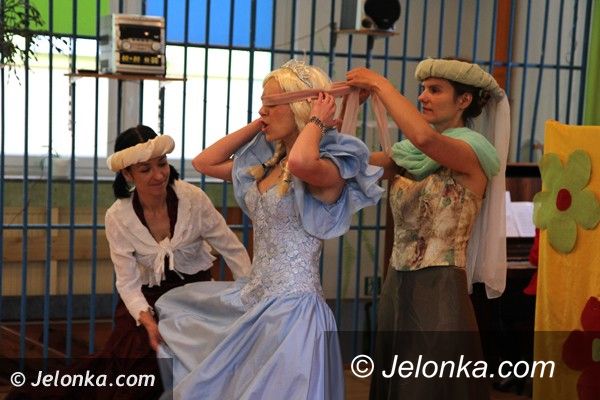 Jelenia Góra: W „Okrąglaczku” rodzice zagrali spektakl dla swoich pociech