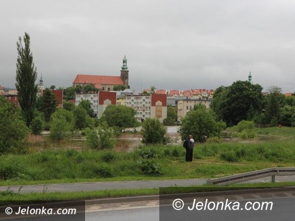 Jelenia Góra: Bóbr zalał drogę przy estakadzie obok Tesco i kilka dróg w powiecie