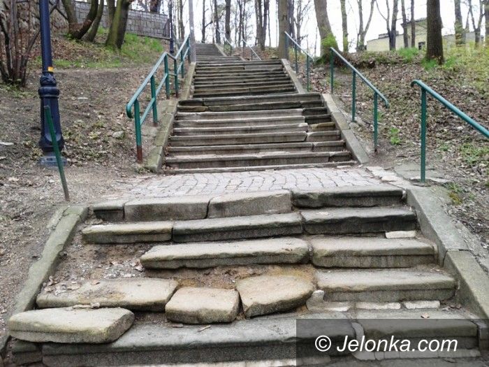 Jelenia Góra: Czytelnicy alarmują – to nie schody, to pułapka