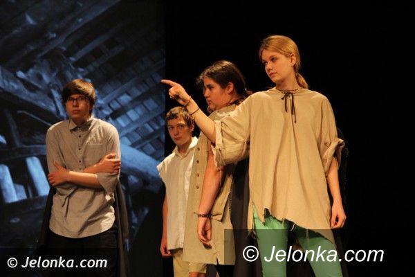Jelenia Góra: Uczniowie  „Żeroma”  grają w teatrze młodzieży trzech krajów