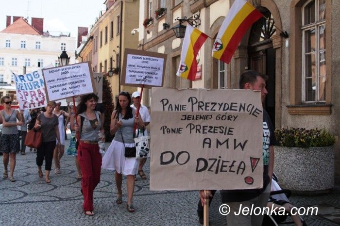 Jelenia Góra: Pikietowali pod Ratuszem – mają dość obietnic!
