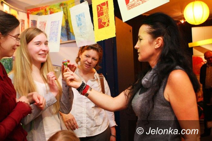 Jelenia Góra: Dziecięce obrazy pełne słońca – po wernisażu w „Muflonie”