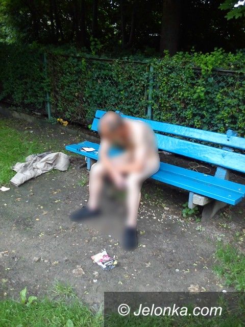 Jelenia Góra: Nagi mężczyzna na placu zabaw