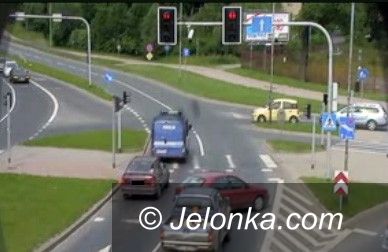 Jelenia Góra: Na czerwonym świetle za radiowozem