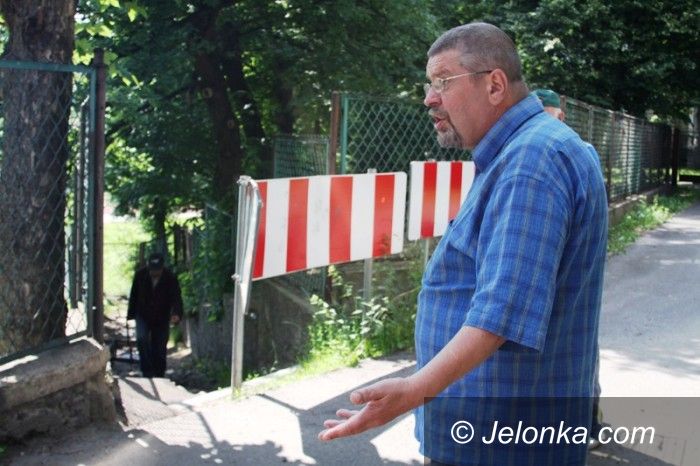 Jelenia Góra: Mieszkańcy: zamiast nam pomóc, zamknęli przejście!