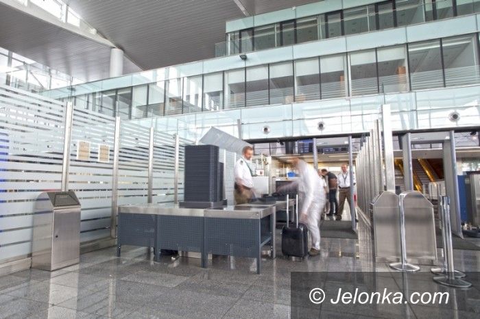 Wrocław: Wrocławskie lotnisko wydało walkę kolejkom