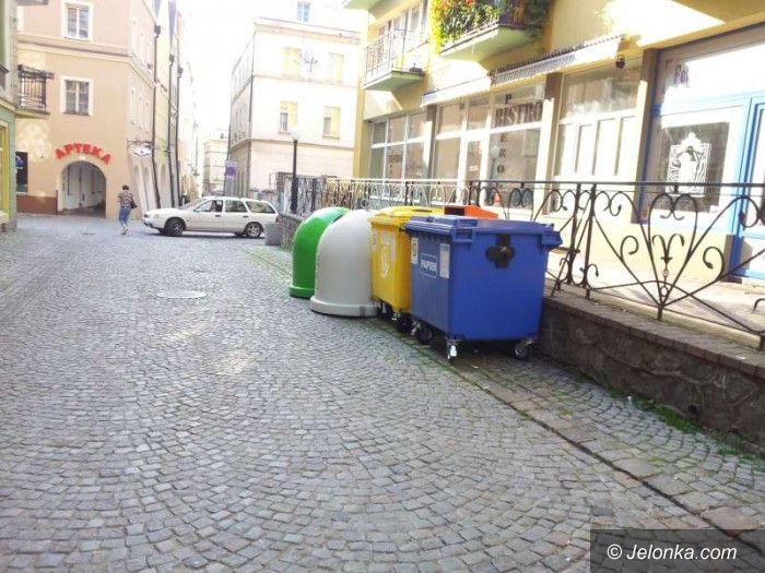 Jelenia Góra: Czytelnik: Pojemniki na śmieci straszą w centrum