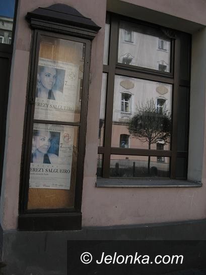 Jelenia Góra: Ten plakat straszy mieszkańców i turystów