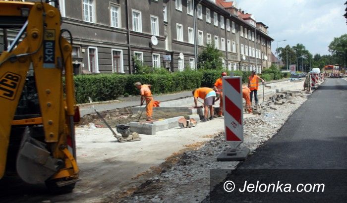 Jelenia Góra: Osiedle Robotnicze rozkopane jeszcze przez miesiąc