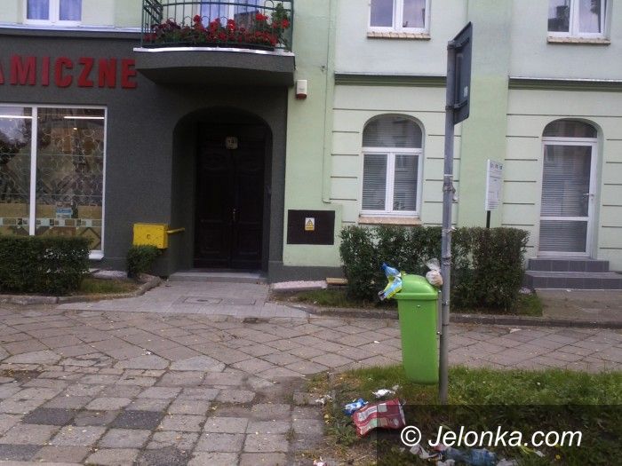 Jelenia Góra: Czytelnik: Taki widok, to wstyd!