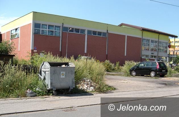 Jelenia Góra: Zaśmiecony teren za Biedronką na Zabobrzu