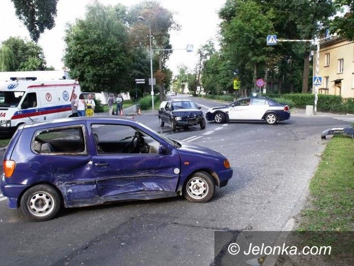 Jelenia Góra: Trzy "skasowane" auta na Słowackiego