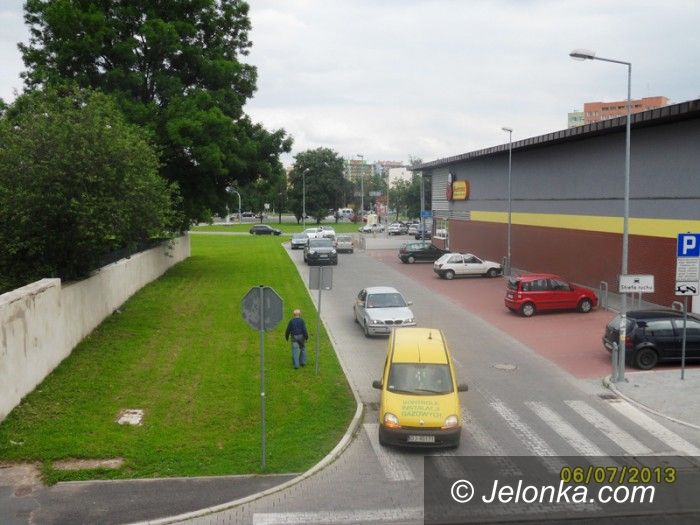 Jelenia Góra: Przejazd przez market przeszkadza mieszkańcom