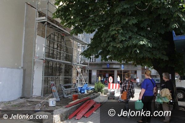 Jelenia Góra: Tajemnicza „brama” na… ścianie kamienicy