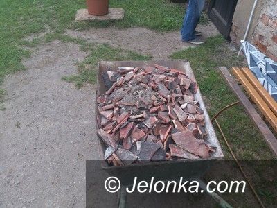 Jelenia Góra: Remontował dom, gruz wyrzucił do Wrzosówki