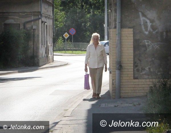 Jelenia Góra: Czytelniczka: To jest chodnik bez… chodnika!