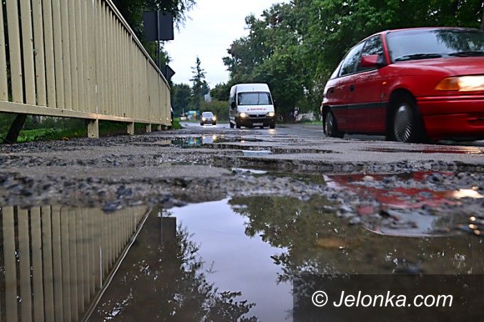 Jelenia Góra: Kałuże zamiast chodnika na moście w Cieplicach