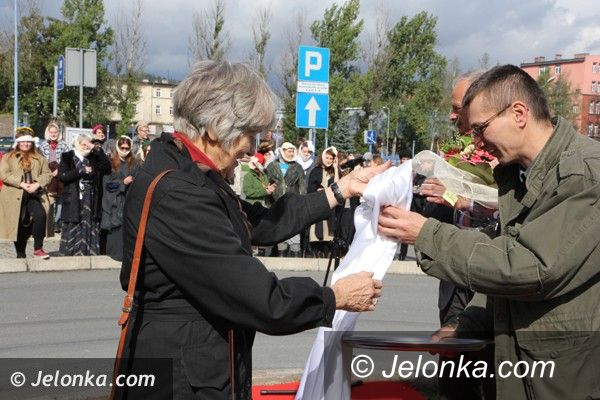 Jelenia Góra: Duch Barei odsłonił tablicę na rondzie jego imienia