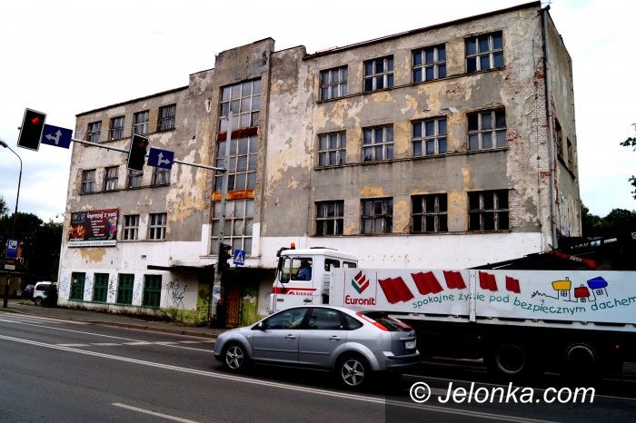 Jelenia Góra: Budynek dawnych warsztatów „Mechanika”  straszy