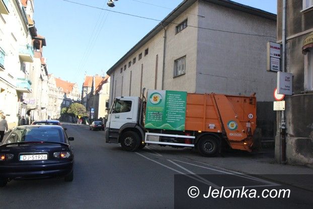 Jelenia Góra: Śmieciarka wpadła kołem do studzienki