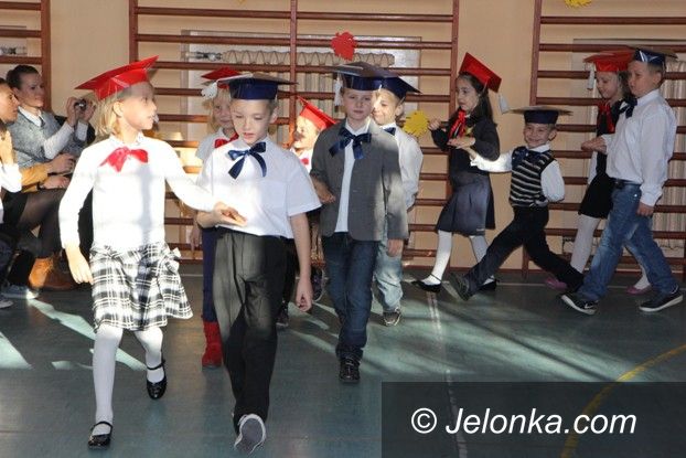 Jelenia Góra: Pasowanie na ucznia w Siódemce z polonezem