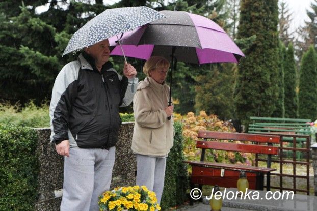 Szklarska Poręba: Spór o ławkę na cmentarzu pod Szrenicą